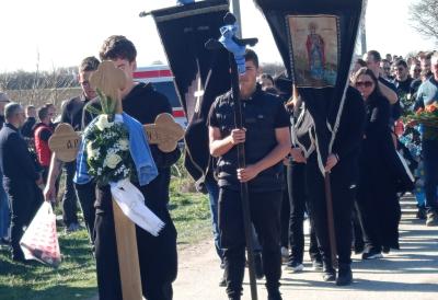 (FOTO) Krenula je najtužnija povorka: Scene iz Brestača će rasplakati i najtvrđa srca - more ljudi prati Dragana u večnu kuću