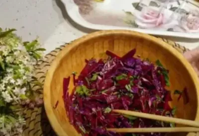 Ova salata POTERA U WC brže nego kafa - Prirodni čistač creva koji reguliše nadutost i probleme sa pražnjenjem u roku od 30 minuta, najbrže rešenje za čvrstu stolicu