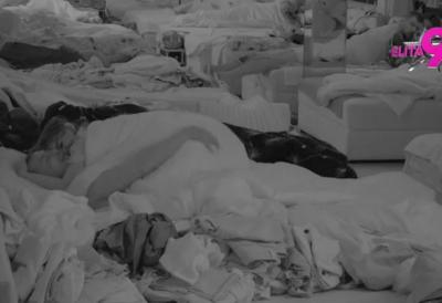 Umalo slomili krevet: Sara imala noćas odnose sa još jednom cimerom, ova jedna stvar ga povezuje sa svim njenim prethodnim partnerima