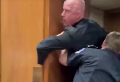 (VIDEO) Četvorica ga ne mogu obuzdati, 