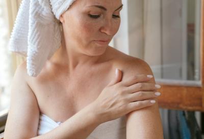 MIT ILI ISTINA: Da li topla voda zaista doprinosi mršavljenju?