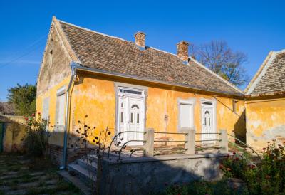 Krenuli da renoviraju kupatilo pa iza tapeta PRONAŠLI JEZIVU PORUKU: "Srećno novoj žrtvi"