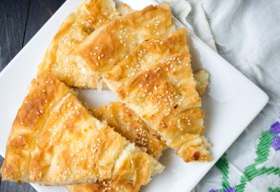 Hrskava spolja, mekana iznutra: Recept za pitu sa sirom koja nestaje za 10 minuta