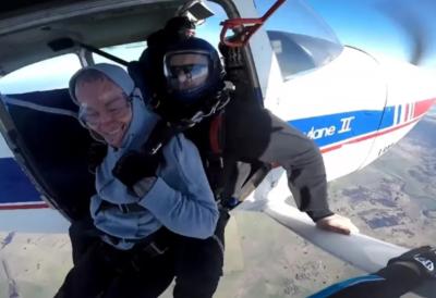 Nasmejani ni ne sluteći skočili pravo u svoju smrt: Zapleli se za avion pa ostali da vise naglavačke, nije im bilo pomoći - sud ima samo jedno da kaže