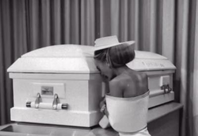 Objavila fotografiju sa ĆERKINE SAHRANE: "Nisam mogla da odem bez još jednog trenutka sa svojim prvorođenim detetom"