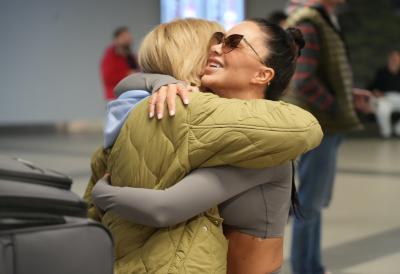 Stanija Dobrojević sletela na Aerodrom Nikola Tesla – odmah poletela u njen zagrljaj: Spremna da uđe u rijaliti