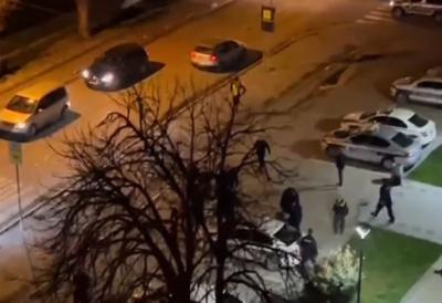 Rat na ulicama Novog Pazara ne jenjava: Navijači se obračunali i ispred policijske stanice - Dva lica privedena! (VIDEO)
