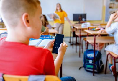 Telefoni zabranjeni u osnovnim školama! Ministarstvo preseklo: Nova pravila obuhvataju i ovo