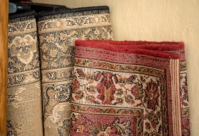 Ako imate OVAJ tepih - odmah ga IZBACITE: Dizajneri kažu da najviše “stari” stan i kvari ceo utisak