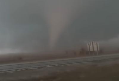 (VIDEO) Najmanje dvoje poginulih, strašna oluja hara zemljom: Ljudi ostali zarobljeni u svojim domovima, vetrovi besneli i do 130 kilometara na čas - prizori razaranja potresni