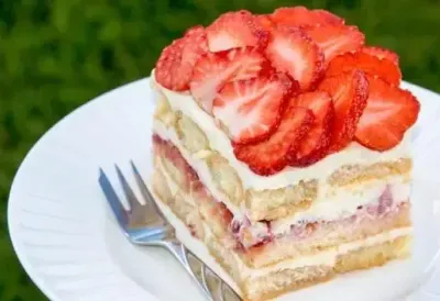 Najlepša torta sa JAGODAMA i piškotama gotova za 20 minuta - Kremasti san od samo 5 sastojaka koji se ne peče, a nestaje sa stola u sekundi