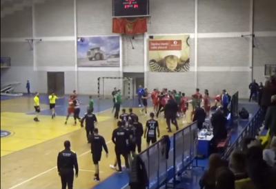 Skandal kakav se ne pamti: Nije se znalo ko koga udara - Haos na rukometnom meču u Crnoj Gori (VIDEO)