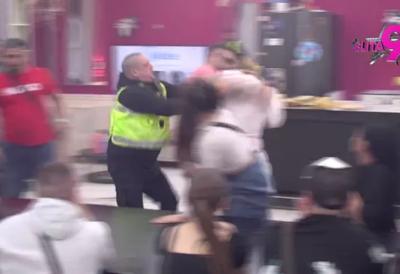 Opšti rusvaj: Podivljala Aneli prvo gađala Asmina pa nasrnula na njega, obezbeđenje munjevito uletelo