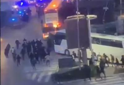 Nastavio se SVEOPŠTI HAOS u Novom Pazaru: Žestok obračun Torcide i Delija - Kamenovan autobus gostiju pa krenula jurnjava po ulicama! (VIDEO)