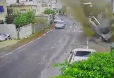 (VIDEO) Sekunde ih delile između života i smrti: Nadzorne kamere zabeležile strahotu u Izraelu, auto katapultiran nakon žestokog udara - ima povređenih nedaleko od Tel Aviva
