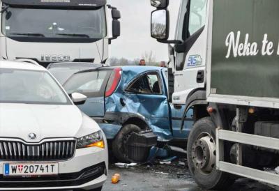(FOTO) Jezivi prizori nakon sudara kod Kovina: Poginuo vozač automobila, hitne službe na terenu - formirane kolone vozila