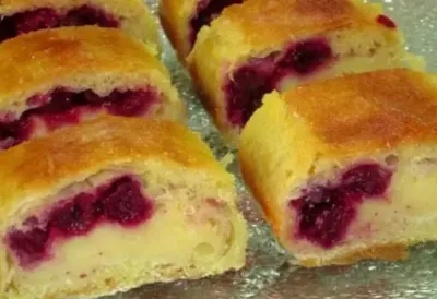 Vanil krem ŠTRUDLA sa višnjama od GOTOVIH KORA koju svi traže: Najlakši domaći kolač uspeva i potpunim početnicima - zaboravićete na one sa makom i orasima