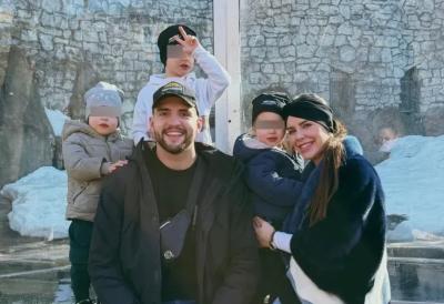 Porodična idila u Rusiji: Veljko Ražnatović pozirao sa Bogdanom i sinovima, Željko podigao tri prsta!