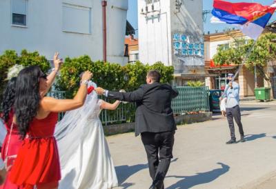 "IZBACILA" MLADOŽENJINU SESTRU SA VENČANJA zbog objave na društvenim mrežama: "Svima je otkrila našu tajnu!"