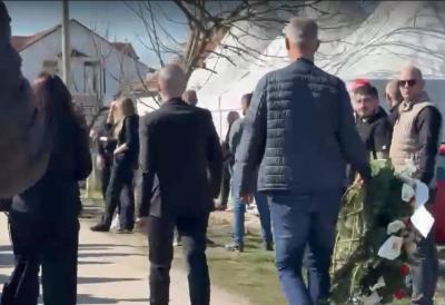 (FOTO) Dolazak mladog pevača u crnini privukao je pažnju pristunih na sahrani brata Darka Lazića