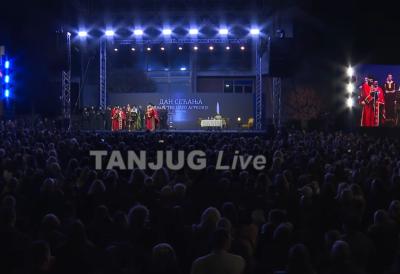 Kakav prizor: Više od 10.000 okupljenih ljudi u Vranju povodom Dana sećanja na žrtve NATO agresije - godišnjici prisustvuje i predsednik Vučić