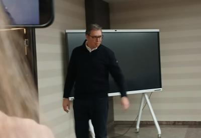 '' Biće neizvesna i teška borba'', predsednik Vučić iz štaba SNS