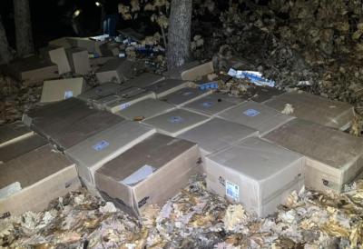 Policijska blokada probijena, nelegalne cigarete bačene u šumu kod Kraljeva: Uhapšen osumnjičeni (23) za nedozvoljeni promet akciznih proizvoda