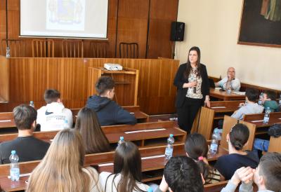 UČENICI OŠ "RADE KONČAR" U POSETI GRADSKOJ OPŠTINI ZEMUN