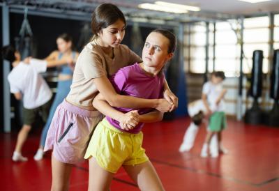 Užas tokom časa fizičkog: Učenica (12) makazama nasrnula na drugaricu - povređena odmah hospitalizovana