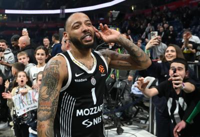 NEOBIČNI RITUAL: Karlik Džons bez POPULARNOG SLATKIŠA ne izlazi na parket