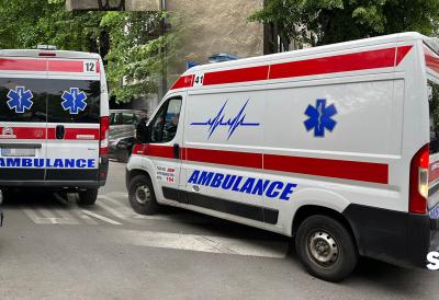 Užas ispred zgrade u Zemunu: Vršnjaci brutalno pretukli dečaka, hitno prevezen u bolnicu: "Nije mogao da se odbrani..."