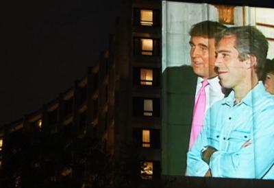 (VIDEO) Na zgradi osvanuli snimci Trampa i Epstajna iz fajlova: Uoči svečane večere na kojoj prisustvuje predsednik projektovan sadržaj ozloglašenog prestupnika