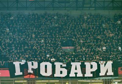 NOVE NEMILE SCENE U ARENI: Grobari bacali TOPOVSKE UDARE na nedužne ljude sa decom - Prepadnuta devojčica napustila halu