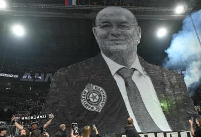 IMPRESIVNA KOREOGRAFIJA GROBARA! Ovo su navijači Partizana u meču protiv Zvezde posvetili Dušku Vujoševiću