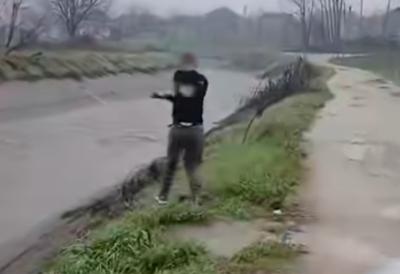 "Bravo, ruke ti se pozlatile" Jovan Ilić bez oklevanja skočio u NABUJALU REKU, pa postao HEROJ DANA - razlog će vas oduševiti (VIDEO)