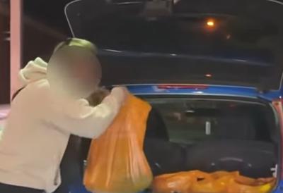 (VIDEO) Scena sa bezninske stanice zaprepastila sve: Pogledajte kako žena toči gorivo u plastične kese - Panika zbog rasta cena prelazi sve granice