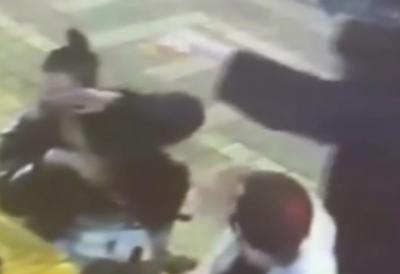 (UZNEMIRUJUĆE) Prišla devojci u punom kafiću, pa joj ZAPALILA KOSU I LICE! Snimak horora kruži mrežama, a ovako se pravdala na sudu: "Bila sam veoma pijana"