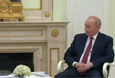 (VIDEO) Putin u neverici sluša i "gleda u pod": Gost usred Kremlja "očitao lekciju" ruskom predsedniku - Ovo mu se nikada nije desilo