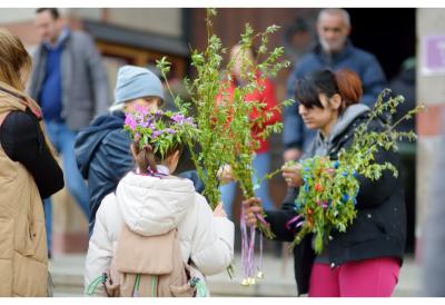 Deci se na Vrbicu često stavljaju zvončići oko vrata, a od vrbinih grančica prave se i venčići za glavu