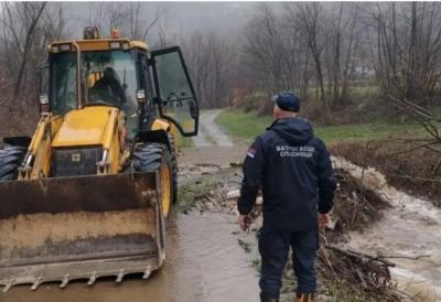 Traktorima prevoze decu u školu: Sela u opštini Lučani odsečena od sveta zbog izlivanja Zapadne Morave