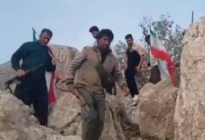"Ne brinite, pronaći ćemo ga" Iransko pleme naoružano do zuba krenulo u potragu za američkim pilotom (VIDEO)