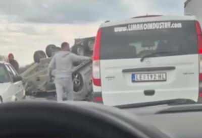 Haos na auto-putu kod Lapova: Vozilo prevrnuto na krov, kolone kilometarske (VIDEO)