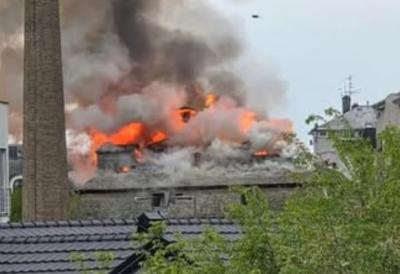 (FOTO) Vatra guta stari mlin u Obrenovcu: Gusti dim i plamen prekrili grad, vatrogasci se bore sa požarom