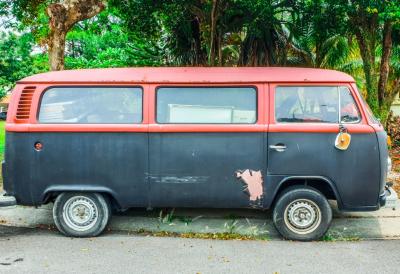 Dete (9) ležalo među smećem u zaključanom vozilu: Pronađen neuhranjen i nemoćan, nije mogao ni da hoda - Otac ga držao zatočenog više od godinu dana