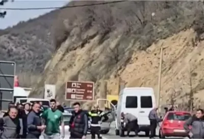 (UZNEMIRUJUĆI VIDEO) Isplivao snimak nesreće u Novom Pazaru: Golf preticao preko pune linije, pa ubio devojčicu na trotinetu - druga teško povređena, scene su jezive