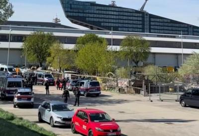 Policija u Beču žestoko rasturila blokadere: Aktivisti pravili barikade i drvenu kulu