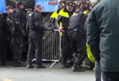 Pumpe bez goriva, cene otišle u nebesa: Haos u Irskoj - besan narod izašao na ulice, reagovala i policija (VIDEO)