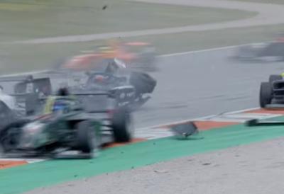 (VIDEO) Drama u Formuli 4: Srpski vozač pogođen u brutalnom sudaru - nekoliko bolida se zakucalo jedan u drugi