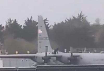 Isplivao snimak drame u Irskoj: Upao na aerodrom, pa uradio ovo američkom vojnom avionu - odmah je uhapšen (VIDEO)