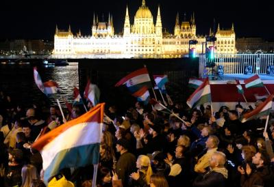 Šampanjac je otvoren  u štabu Tise: Peter Mađar se prošetao Budimpeštom - Pogledajte kako se slavi širom Mađarske (FOTO/VIDEO)